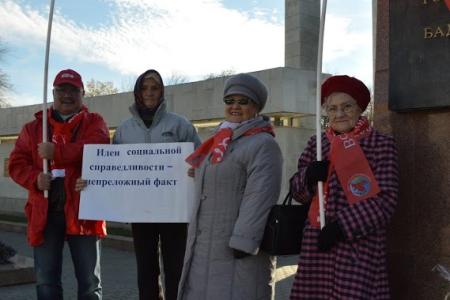 Республика Калмыкия. Коммунисты отметили 98-ую годовщину Октябрьской революции