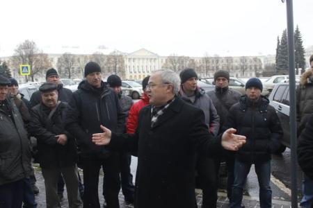 В Ярославле депутаты-коммунисты поддержали автоперевозчиков
