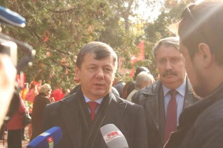 В Симферополе прошёл митинг-концерт в честь 95-й годовщины установления Советской власти в Крыму
