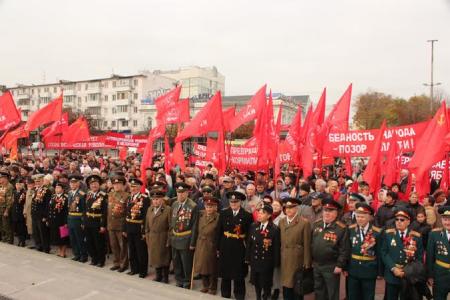 Республика Крым. Праздничная демонстрация в день Великого Октября в Симферополе