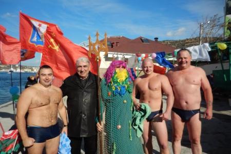Севастопольские коммунисты провели фестиваль зимнего плавания, посвящённый 98-й годовщине Великой Октябрьской социалистической революции