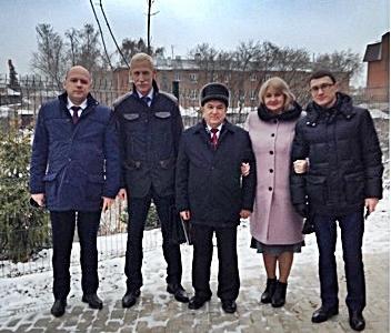 Казань. Подарки Дому-музею В.И. Ленина от КПРФ. Депутат Госдумы В.П.Пешков передал приветствие Г.А.Зюганова