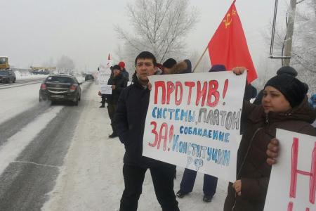 Республика Хакасия: "Налог Ротенберга" – заплати или умри. В Абакане десятки дальнобойщиков выступили против новых дорожных поборов 