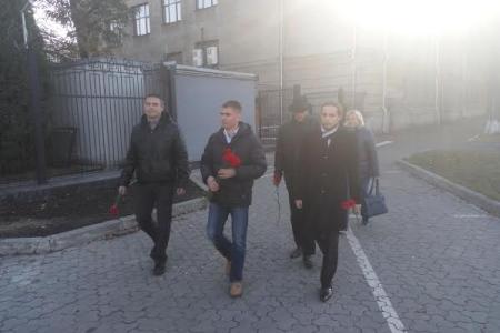 Украинские комсомольцы принесли цветы к посольству России в Киеве в память погибших в авиакатастрофе