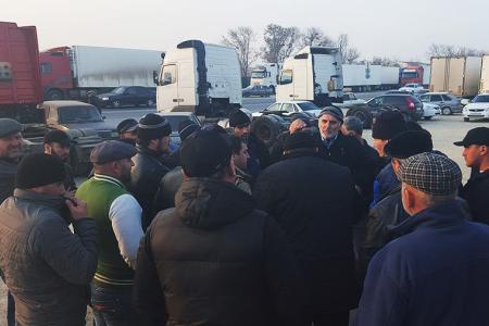 «Газета.Ru»: «Мы тут стоим за всех россиян». Как в регионах мешают протестующим дальнобойщикам добраться до Москвы