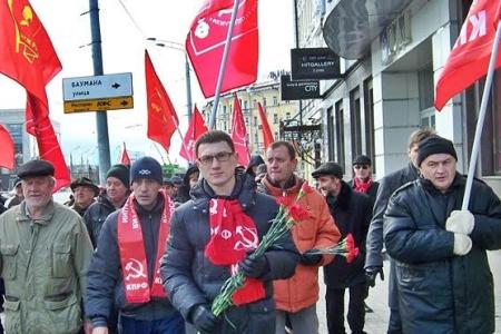 Татарстанское региональное отделение КПРФ отметило 98-ю годовщину Великой Октябрьской социалистической революции митингом и массовым шествием