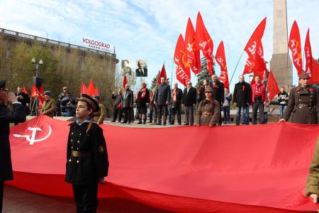 Праздник Великого Октября сталинградские коммунисты отметили шествием по центральным улицам Волгограда