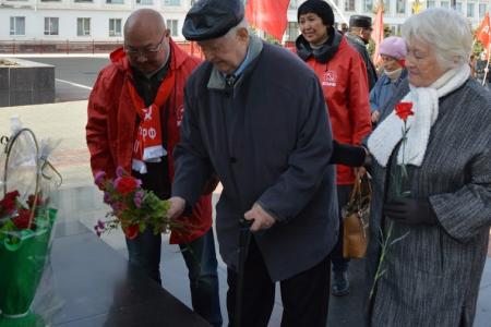Республика Калмыкия. Коммунисты отметили 98-ую годовщину Октябрьской революции