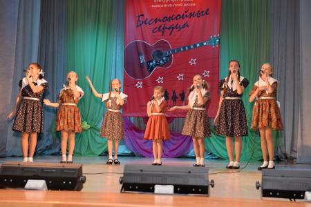 В Новосибирске прошел V фестиваль комсомольской песни «Беспокойные сердца»