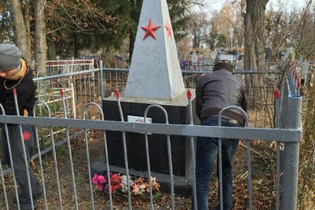 Белгородская область. Комсомольцы Белгородского района провели субботник на братских могилах неизвестных солдат