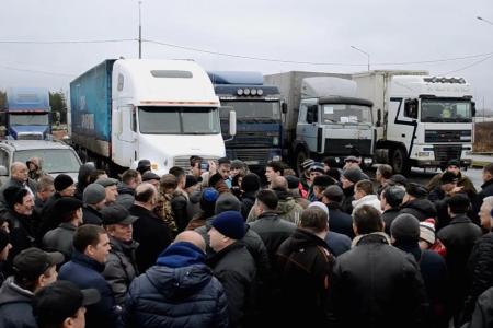 Депутат Госдумы Олег Лебедев поддержал дальнобойщиков, бастующих в Тульской области