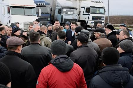 Депутат Госдумы Олег Лебедев поддержал дальнобойщиков, бастующих в Тульской области