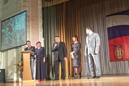 Челябинские депутаты-коммунисты наградили учеников - призёров конкурса «Наши деды ковали  Победу»