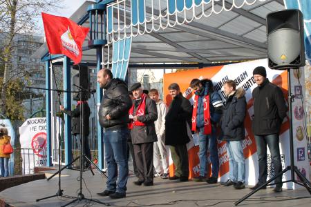 Московские коммунисты участвуют в митингах против платных парковок