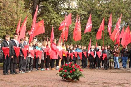 В Симферополе прошёл митинг-концерт в честь 95-й годовщины установления Советской власти в Крыму