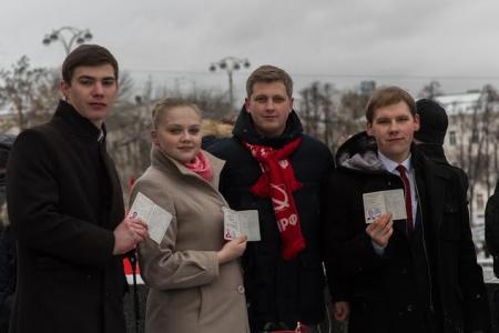В годовщину Великой Октябрьской революции свердловские коммунисты провели массовый марш протеста!