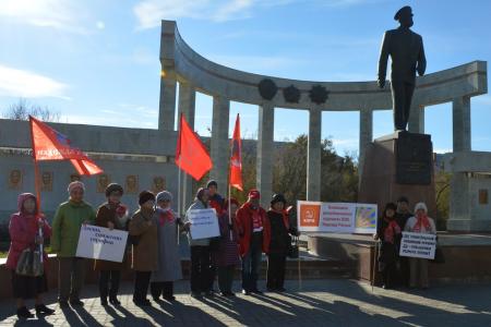 Республика Калмыкия. Коммунисты отметили 98-ую годовщину Октябрьской революции