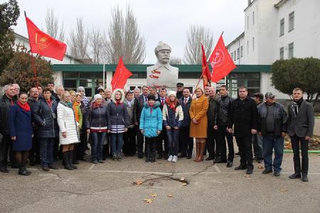 В Крыму прошёл автопробег в честь 95-й годовщины освобождения полуострова от белогвардейцев