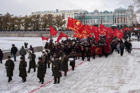 В годовщину Великой Октябрьской революции свердловские коммунисты провели массовый марш протеста!