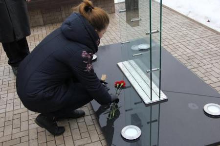 Республика Коми. Комсомольцы Сыктывкара возложили цветы памятнику рублю