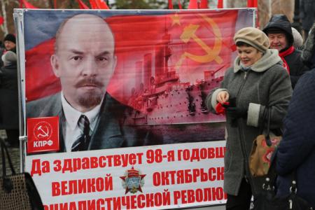 В Омске состоялись шествие и митинг, посвященные 98-й годовщине Великого Октября