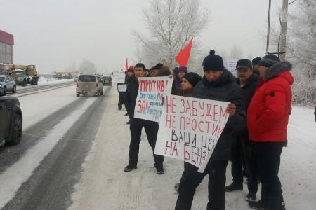 Республика Хакасия: "Налог Ротенберга" – заплати или умри. В Абакане десятки дальнобойщиков выступили против новых дорожных поборов 