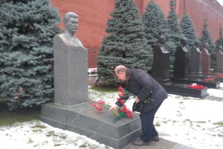 В честь 140-летия со дня рождения М.И. Калинина коммунисты возложили цветы к его могиле у Кремлевской стены
