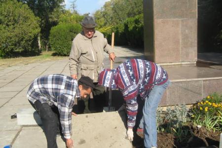 Республика Крым. Коммунисты Евпатории продолжают приводить в порядок памятники советской эпохи