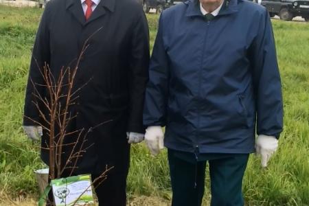 Олег Лебедев и главный лесничий СССР, Президент Союза лесоводов России академик РАН,  Анатолий Писаренко провели посадку деревьев