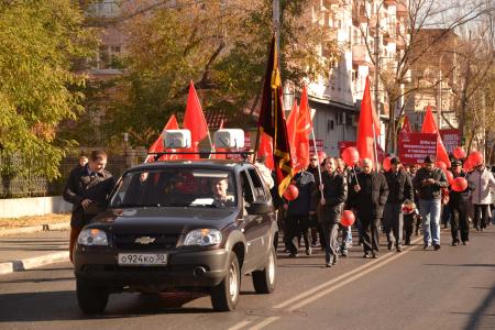 Астраханские коммунисты провели шествие и митинг, посвящённые 98-ой годовщине Великой Октябрьской социалистической революции 
