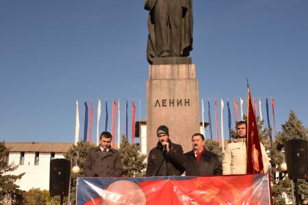 Астраханские коммунисты провели шествие и митинг, посвящённые 98-ой годовщине Великой Октябрьской социалистической революции 