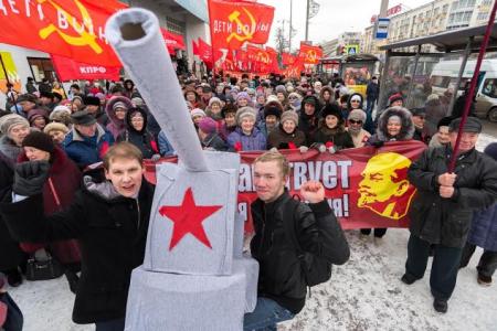 В годовщину Великой Октябрьской революции свердловские коммунисты провели массовый марш протеста!