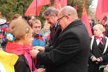 В Симферополе прошёл митинг-концерт в честь 95-й годовщины установления Советской власти в Крыму