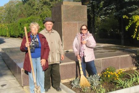 Республика Крым. Коммунисты Евпатории продолжают приводить в порядок памятники советской эпохи