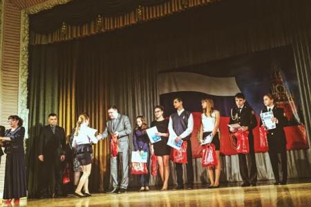 Челябинские депутаты-коммунисты наградили учеников - призёров конкурса «Наши деды ковали  Победу»