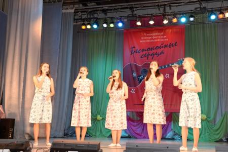 В Новосибирске прошел V фестиваль комсомольской песни «Беспокойные сердца»