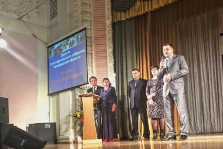 Челябинские депутаты-коммунисты наградили учеников - призёров конкурса «Наши деды ковали  Победу»