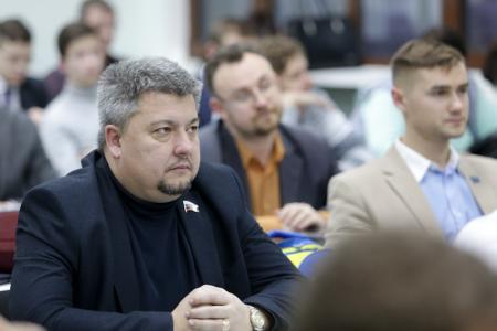 Лидер КПРФ выступил перед молодыми представителями четырех парламентских партий страны