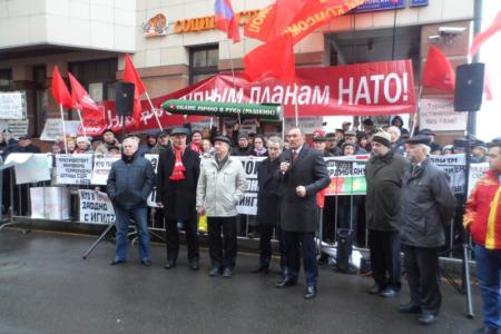 Нет преступным планам НАТО! Депутаты-коммунисты провели встречу с избирателями у посольства Турции в Москве