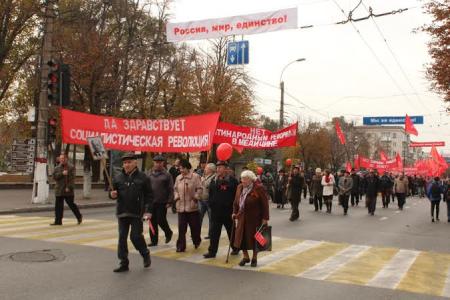 Республика Крым. Праздничная демонстрация в день Великого Октября в Симферополе