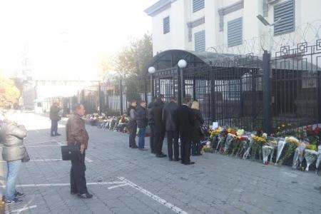 Украинские комсомольцы принесли цветы к посольству России в Киеве в память погибших в авиакатастрофе
