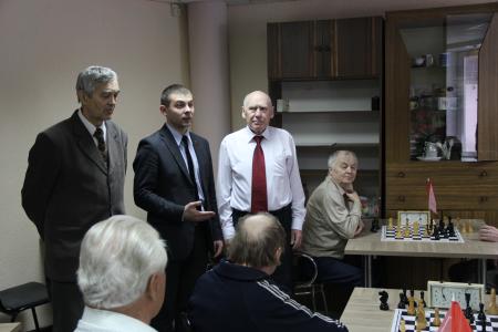 Лидер коммунистов республики Коми Олег Михайлов накануне праздника Великого Октября поздравил ветеранов