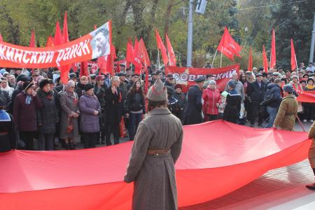 Праздник Великого Октября сталинградские коммунисты отметили шествием по центральным улицам Волгограда