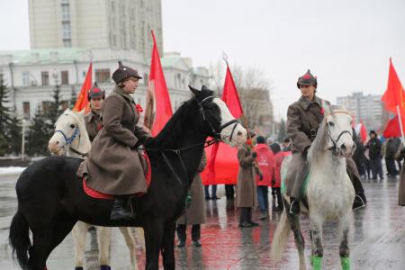 В Омске состоялись шествие и митинг, посвященные 98-й годовщине Великого Октября