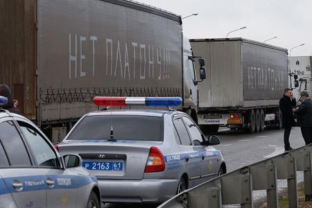 «Газета.Ru»: «Мы тут стоим за всех россиян». Как в регионах мешают протестующим дальнобойщикам добраться до Москвы