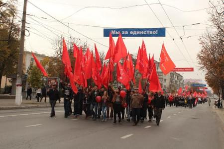 Республика Крым. Праздничная демонстрация в день Великого Октября в Симферополе