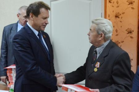 Нижний Новгород. Депутат-коммунист Госдумы А.П. Тарнаев встретился с "детьми войны" Канавинского района