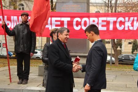В Симферополе прошёл митинг-концерт в честь 95-й годовщины установления Советской власти в Крыму