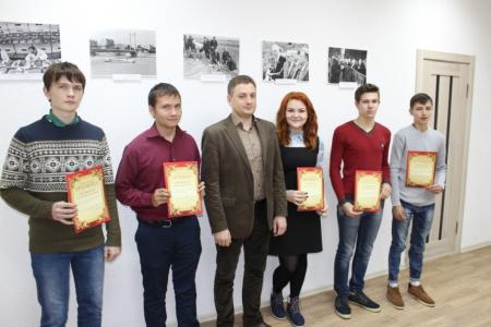 Пенза. Лидер местных коммунистов Георгий Камнев наградил участников конкурса «Революции – 98»