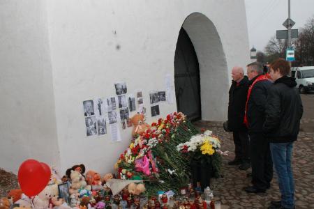 7 ноября псковичи возложили цветы к памятнику В.И. Ленину и почтили память погибших в авиакатастрофе